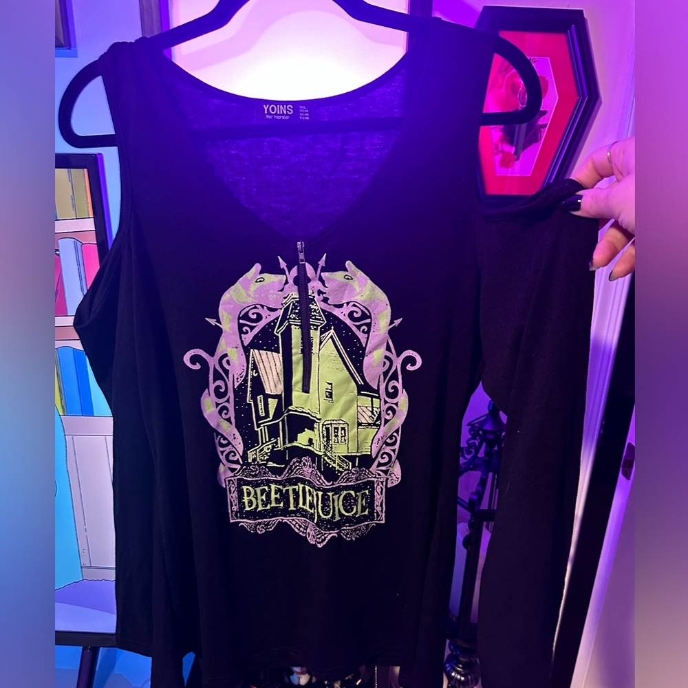 Beetlejuice Cold Shoulder Sleeve Top XL